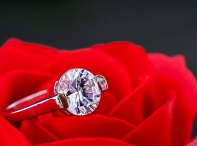 What goes into making a show-stopping Engagement Ring | Fabulously