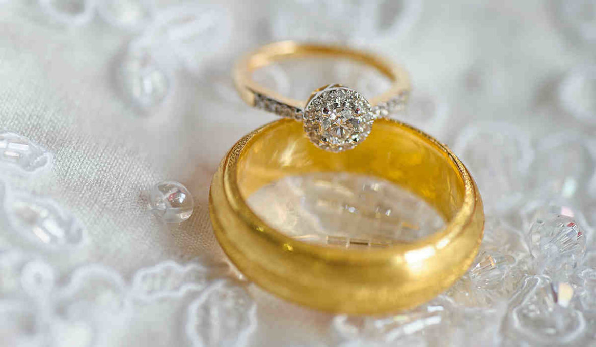 White Gold vs Yellow Gold Which is better Fabulously