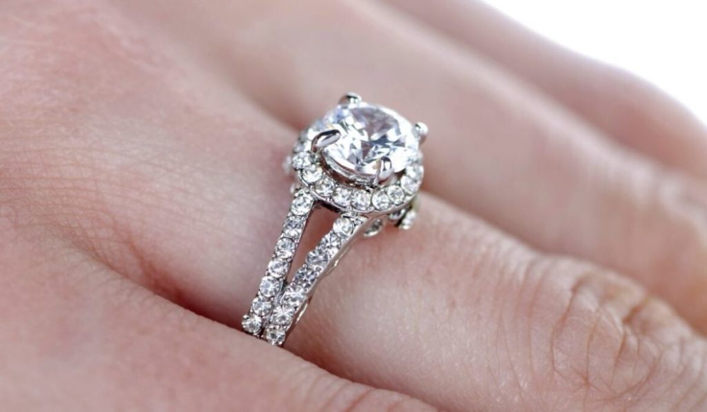 what is halo engagement ring