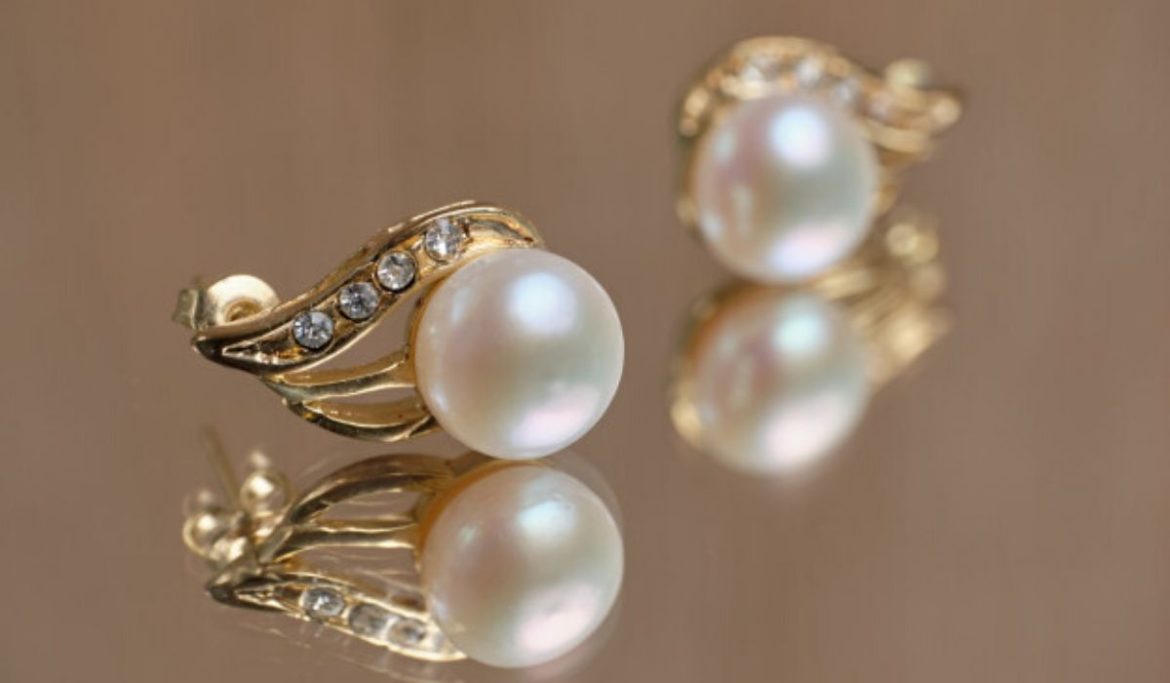 How to remove ball stud earrings for first timers Fabulously