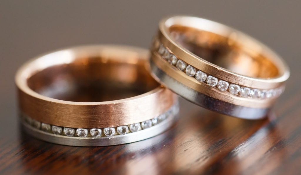 What does eternity ring look like