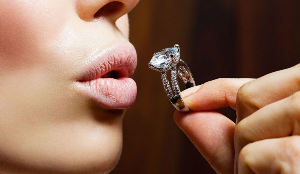 how to buy the perfect engagement ring