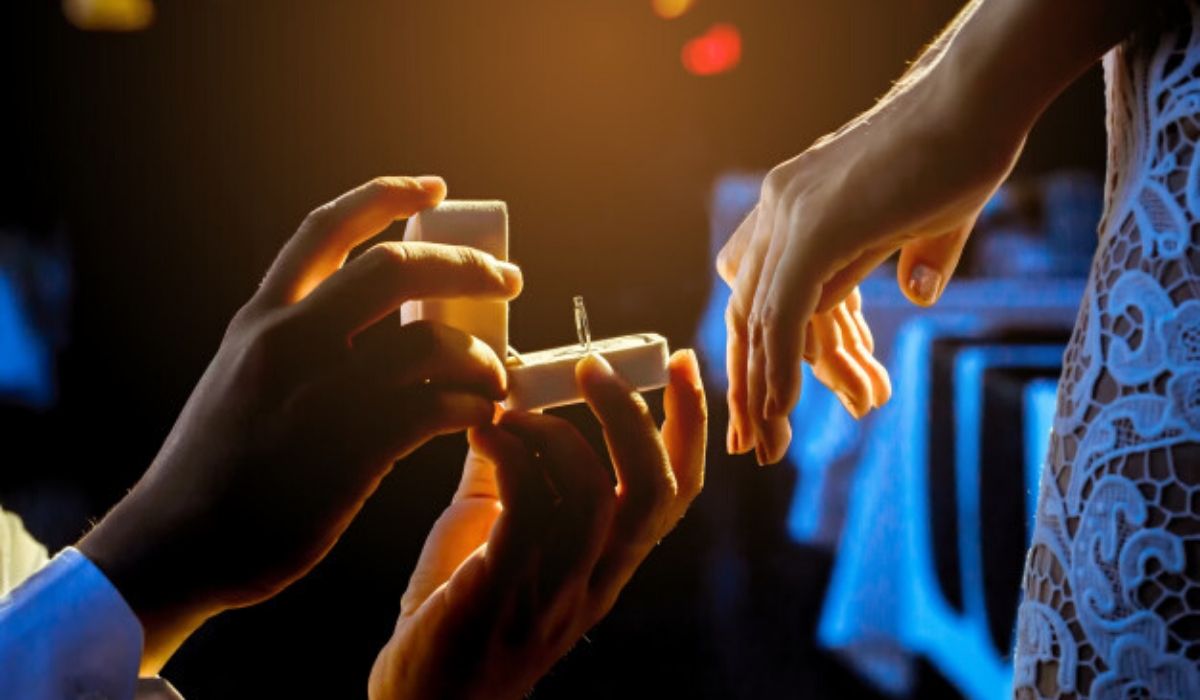 Female and male hand with wedding rings on ring finger touch each other  Stock Photo - Alamy